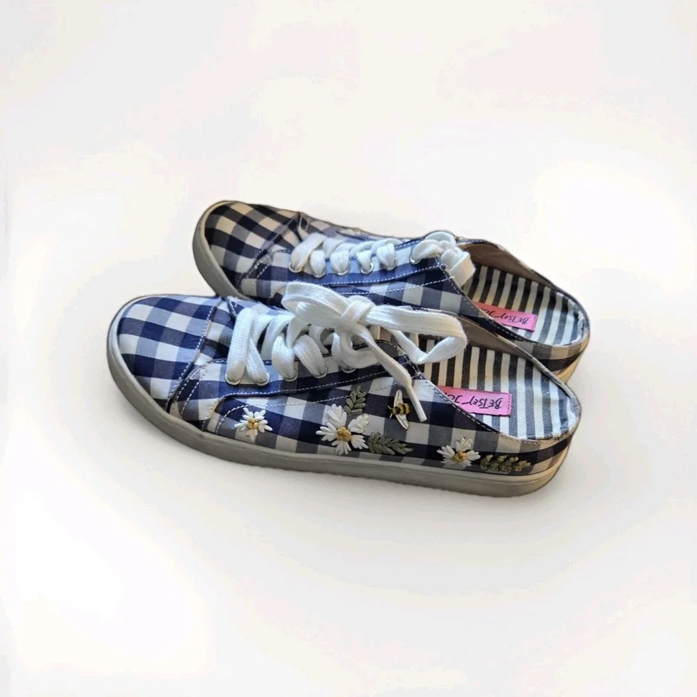 Betsey Johnson Edna Gingham Daisy Bee Embroidered Sneakers Blue White 7.5M**‎